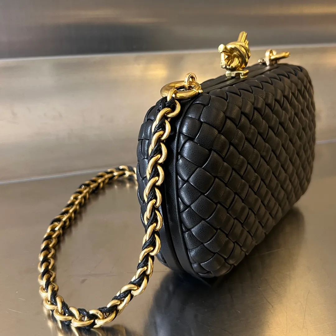 Batch 2260 BV Knot chain evening bag 🎈776662 Iconic woven texture with metal knot buckle, noble and elegant, soft and comfortable texture of sheepskin, detachable metal chain, super high-end hand/cross-body, simple and beautiful, overall more fashionable and high-end. The knot design is small and exquisite, low-key without logo, no floral decorations, elegant and generous, holding it in the hand can add an elegant and gentle temperament to women It combines elegance and elegance, size: 19x11.5x5